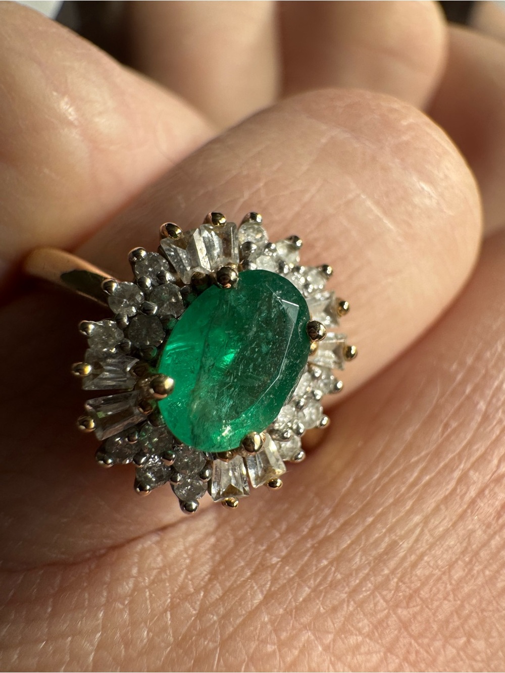 Natural emerald, diamonds and 10K solid yellow gold ring - Picture 2 of 15